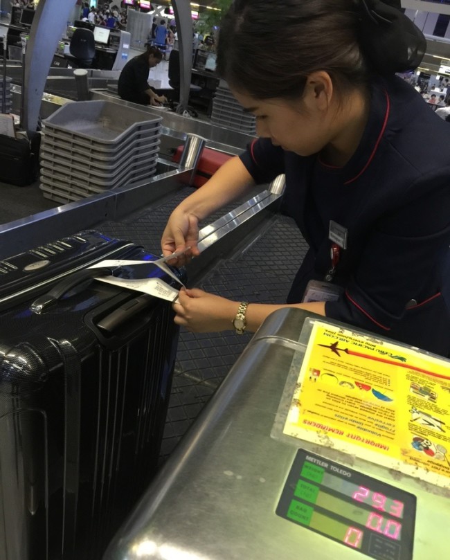 cebu-pacific-girl-check-in-luggage