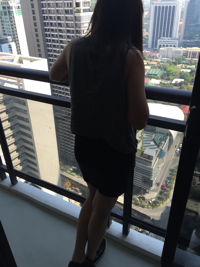 pinay-dating-site-girl-on-balcony